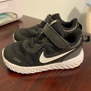 Toddler Nike Revolution size 8